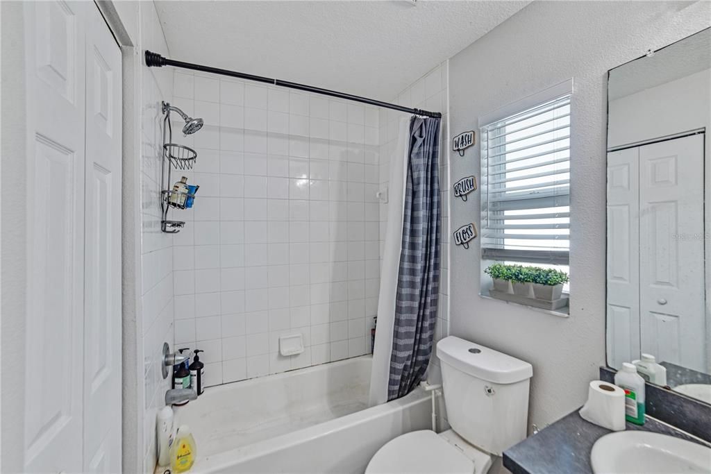 合同活跃: $259,990 (4 贝兹, 2 浴室, 1586 平方英尺)