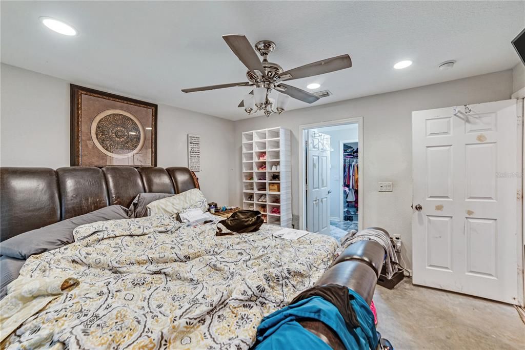 合同活跃: $259,990 (4 贝兹, 2 浴室, 1586 平方英尺)