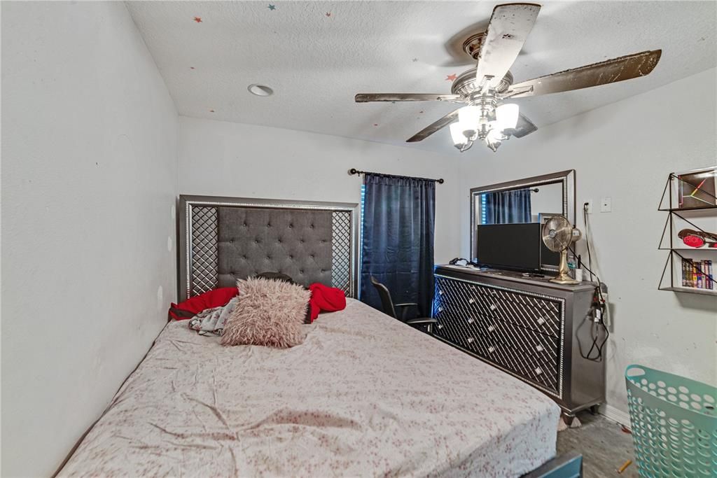 合同活跃: $259,990 (4 贝兹, 2 浴室, 1586 平方英尺)