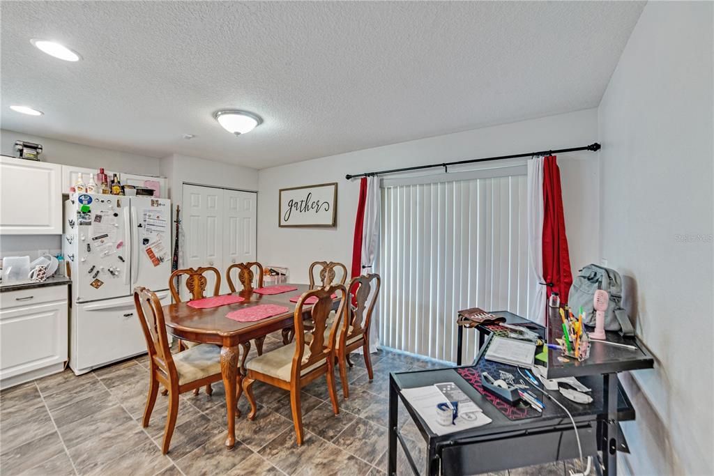 合同活跃: $259,990 (4 贝兹, 2 浴室, 1586 平方英尺)