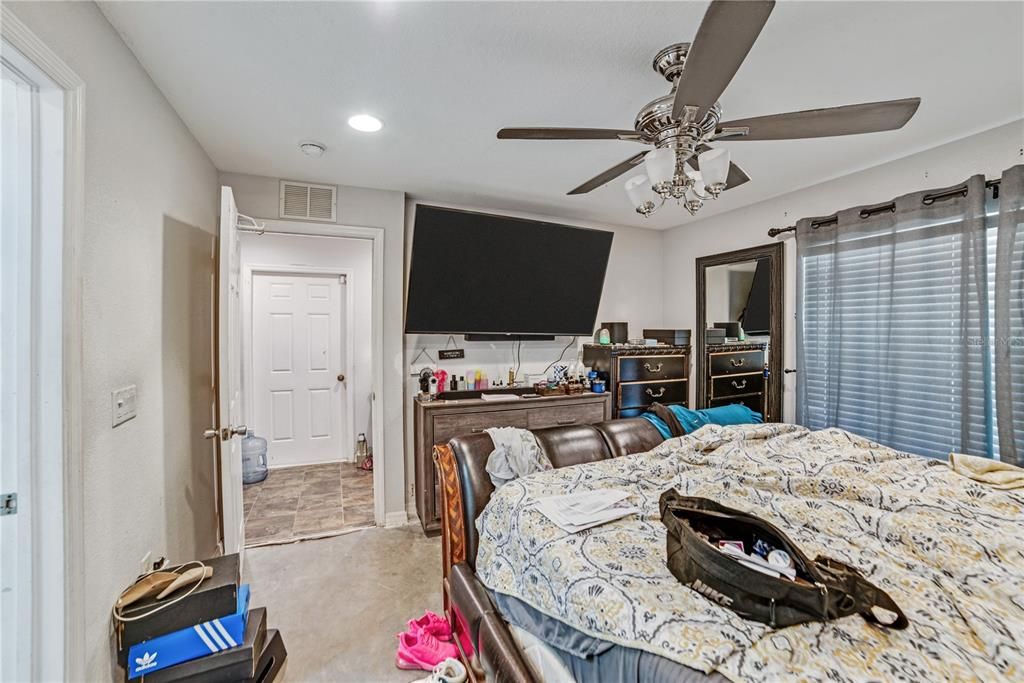 合同活跃: $259,990 (4 贝兹, 2 浴室, 1586 平方英尺)