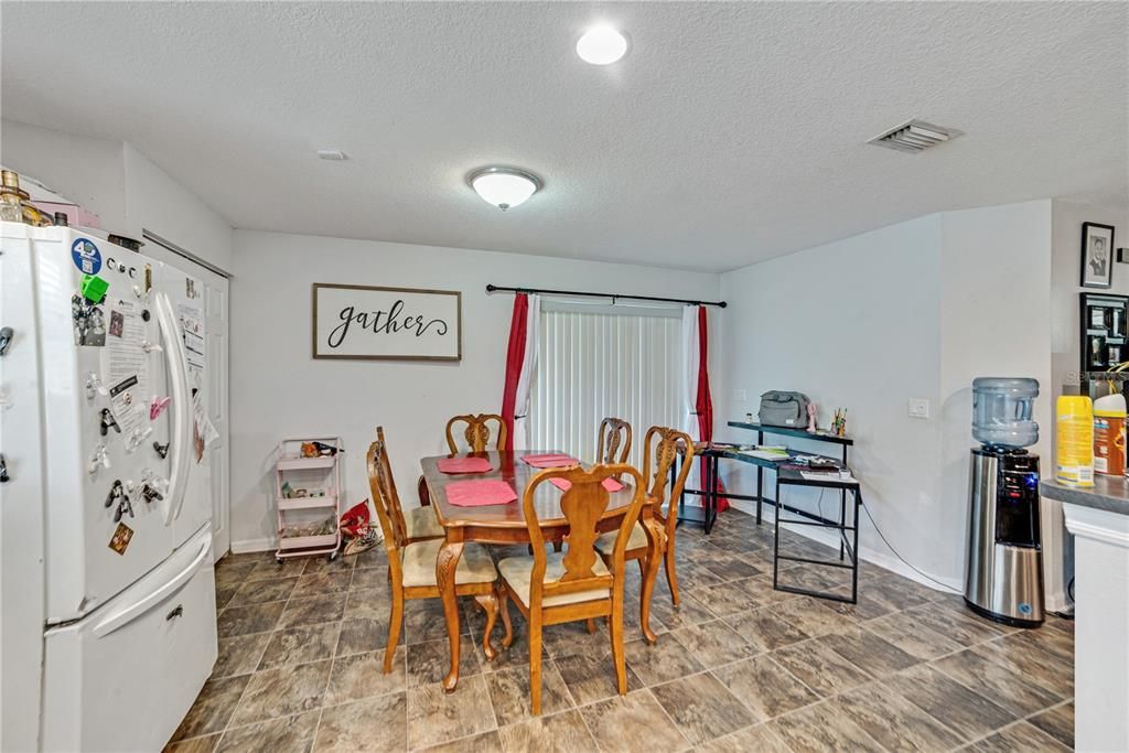 合同活跃: $259,990 (4 贝兹, 2 浴室, 1586 平方英尺)