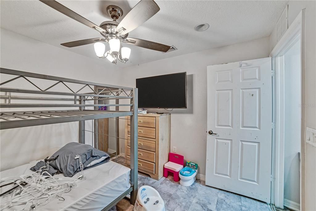 合同活跃: $259,990 (4 贝兹, 2 浴室, 1586 平方英尺)