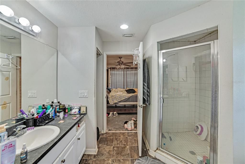 合同活跃: $259,990 (4 贝兹, 2 浴室, 1586 平方英尺)