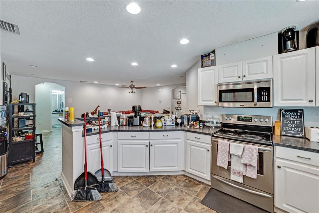 合同活跃: $259,990 (4 贝兹, 2 浴室, 1586 平方英尺)