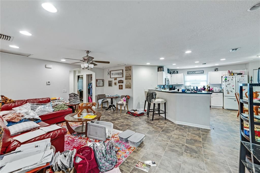 合同活跃: $259,990 (4 贝兹, 2 浴室, 1586 平方英尺)