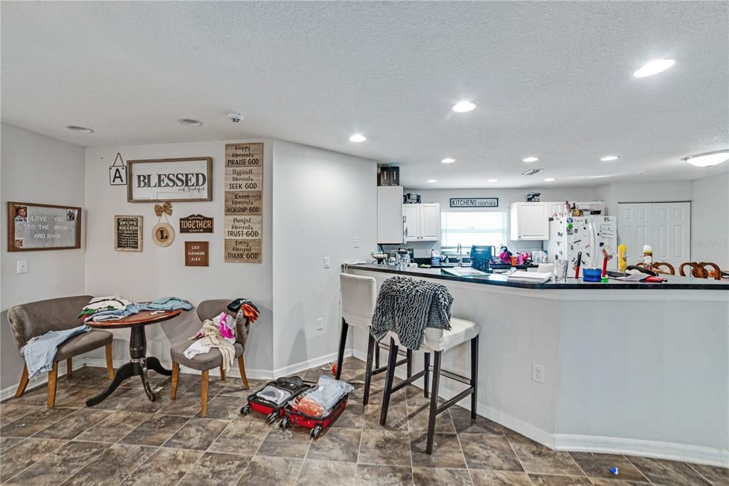 合同活跃: $259,990 (4 贝兹, 2 浴室, 1586 平方英尺)