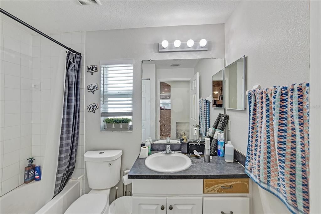 合同活跃: $259,990 (4 贝兹, 2 浴室, 1586 平方英尺)