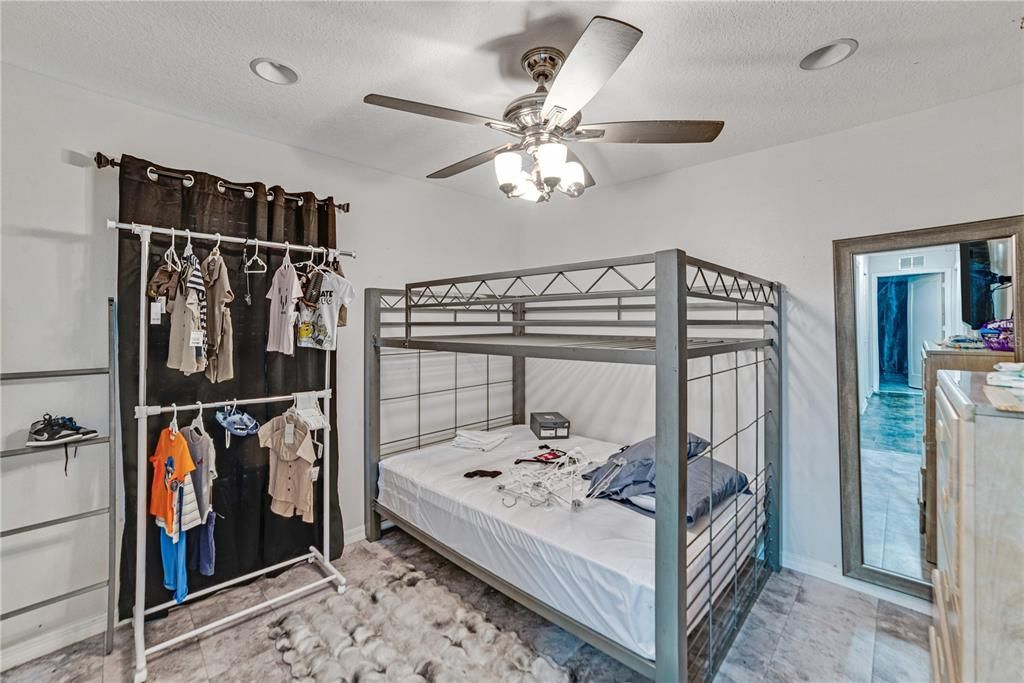 合同活跃: $259,990 (4 贝兹, 2 浴室, 1586 平方英尺)