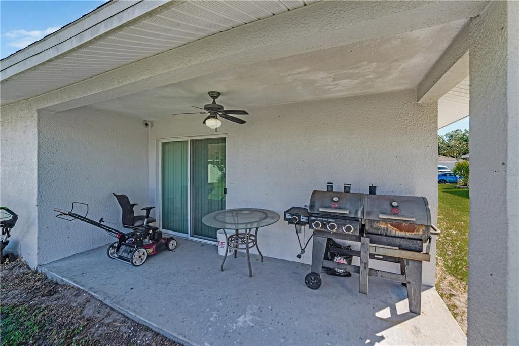 合同活跃: $259,990 (4 贝兹, 2 浴室, 1586 平方英尺)