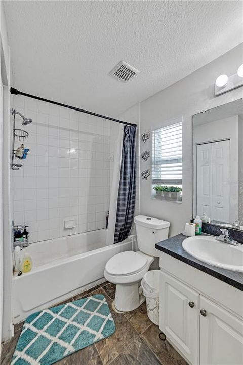 合同活跃: $259,990 (4 贝兹, 2 浴室, 1586 平方英尺)