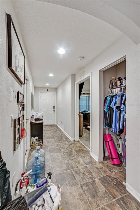 合同活跃: $259,990 (4 贝兹, 2 浴室, 1586 平方英尺)