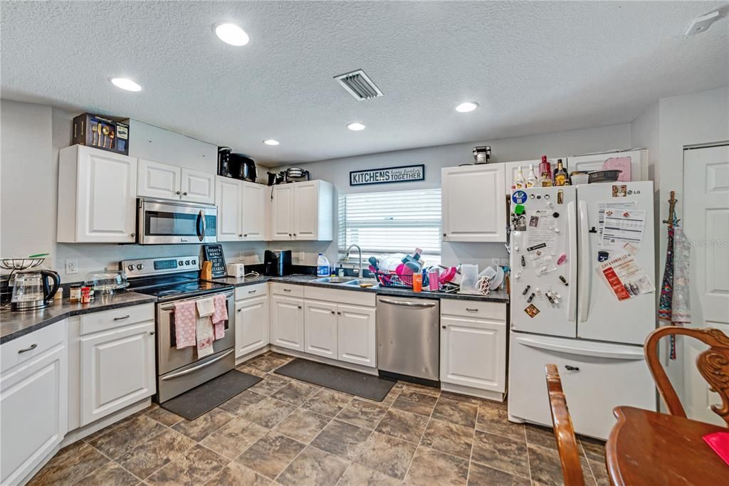 合同活跃: $259,990 (4 贝兹, 2 浴室, 1586 平方英尺)