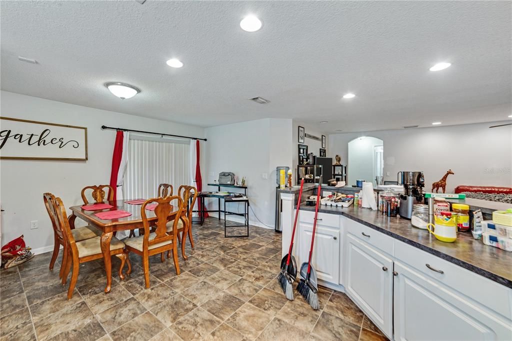 合同活跃: $259,990 (4 贝兹, 2 浴室, 1586 平方英尺)