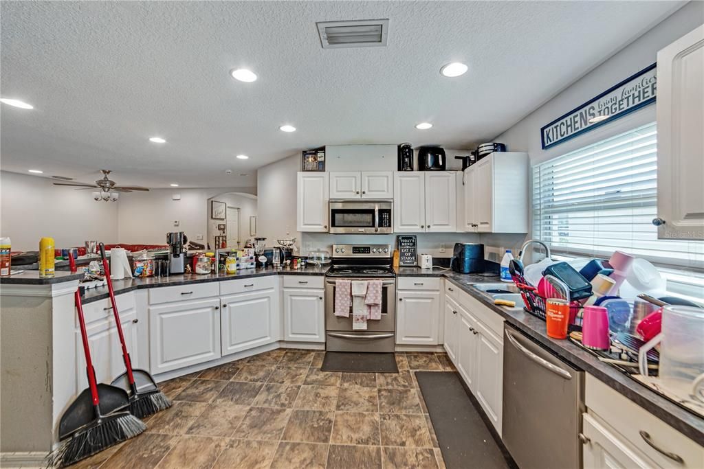 合同活跃: $259,990 (4 贝兹, 2 浴室, 1586 平方英尺)