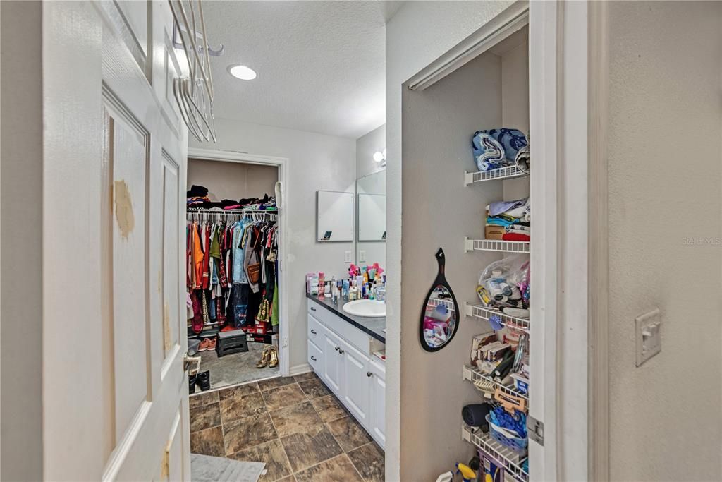 合同活跃: $259,990 (4 贝兹, 2 浴室, 1586 平方英尺)