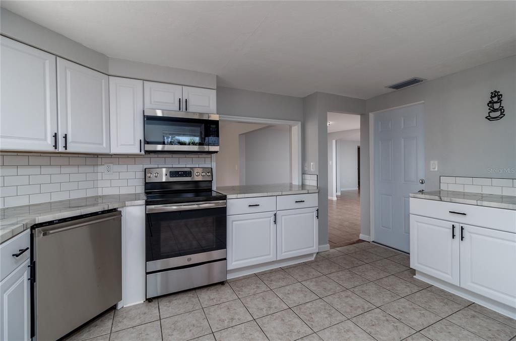 For Rent: $1,750 (3 beds, 2 baths, 1813 Square Feet)