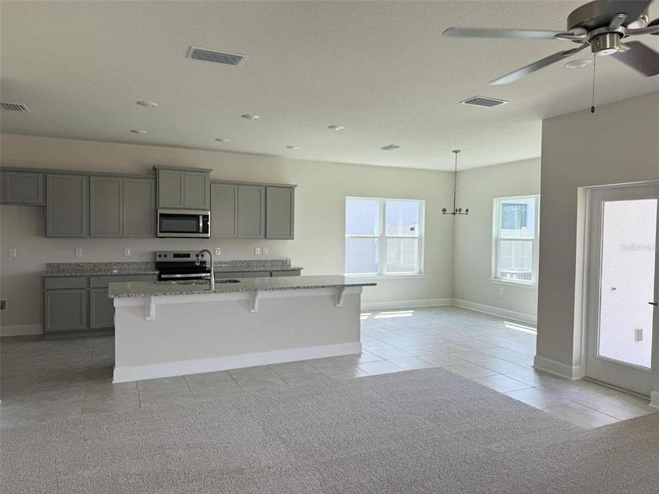 合同活跃: $438,900 (4 贝兹, 2 浴室, 2405 平方英尺)