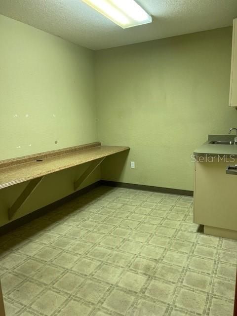 合同活跃: $198,900 (0 贝兹, 0 浴室, 1300 平方英尺)