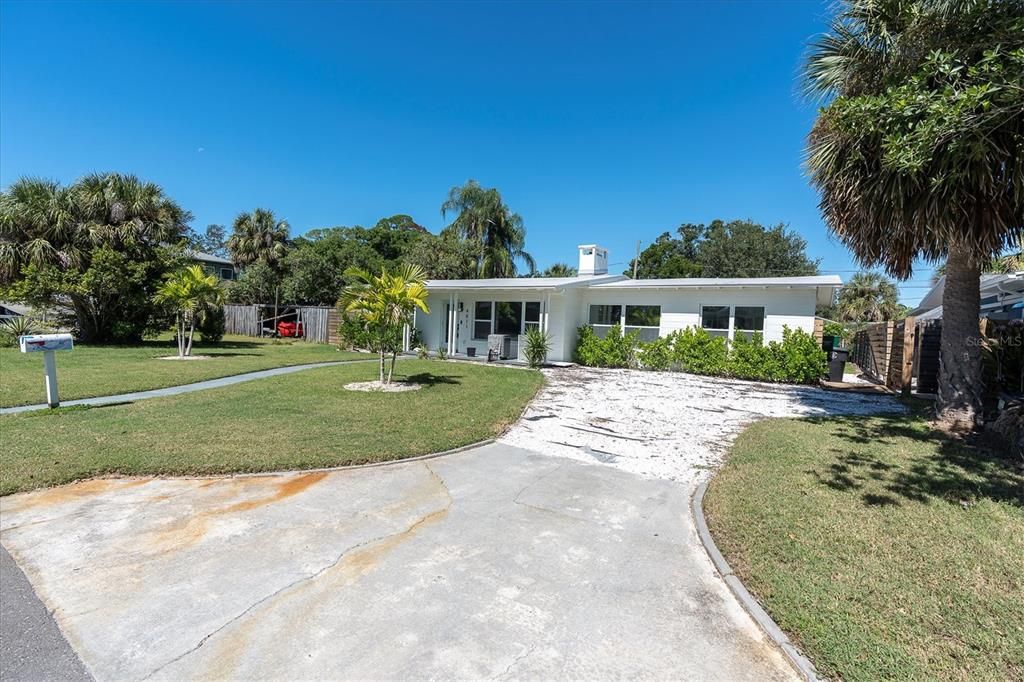 Activo con contrato: $300,000 (3 camas, 2 baños, 1684 Pies cuadrados)