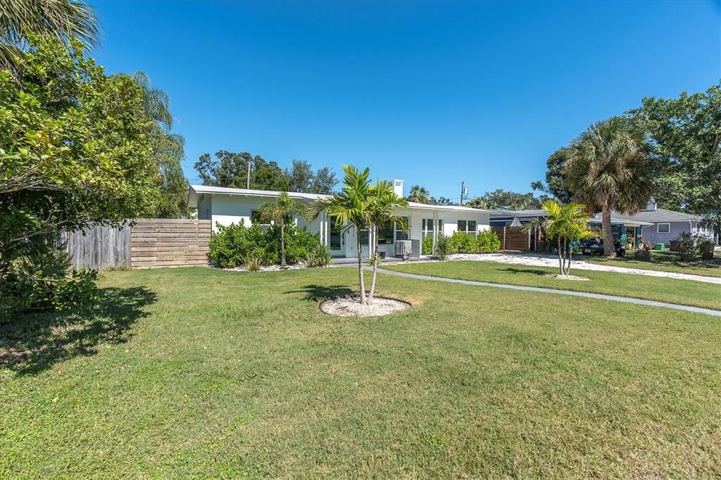 Activo con contrato: $300,000 (3 camas, 2 baños, 1684 Pies cuadrados)