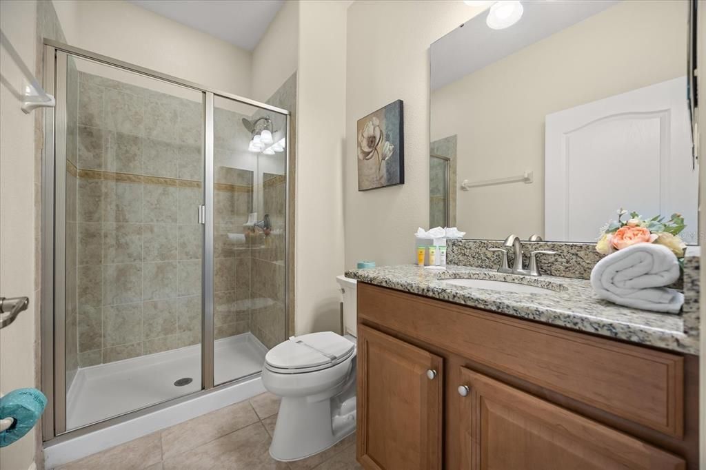 合同活跃: $330,000 (4 贝兹, 3 浴室, 1902 平方英尺)