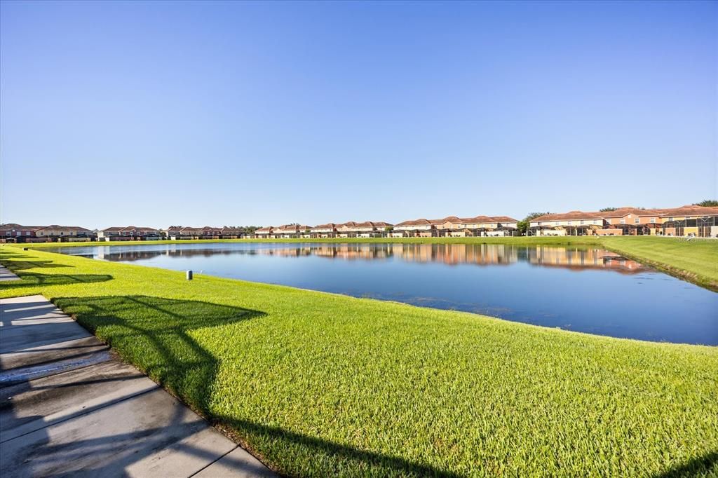 合同活跃: $330,000 (4 贝兹, 3 浴室, 1902 平方英尺)