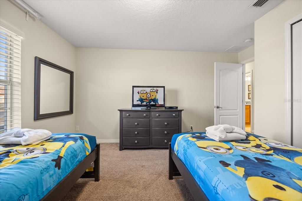 合同活跃: $330,000 (4 贝兹, 3 浴室, 1902 平方英尺)