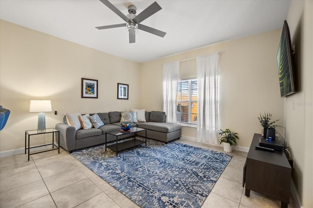 合同活跃: $330,000 (4 贝兹, 3 浴室, 1902 平方英尺)