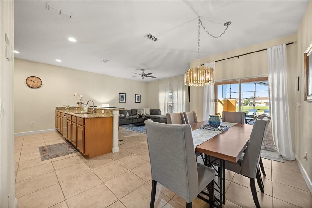 合同活跃: $330,000 (4 贝兹, 3 浴室, 1902 平方英尺)