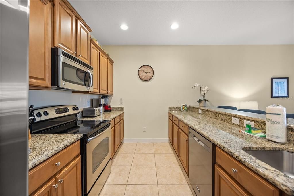 合同活跃: $330,000 (4 贝兹, 3 浴室, 1902 平方英尺)