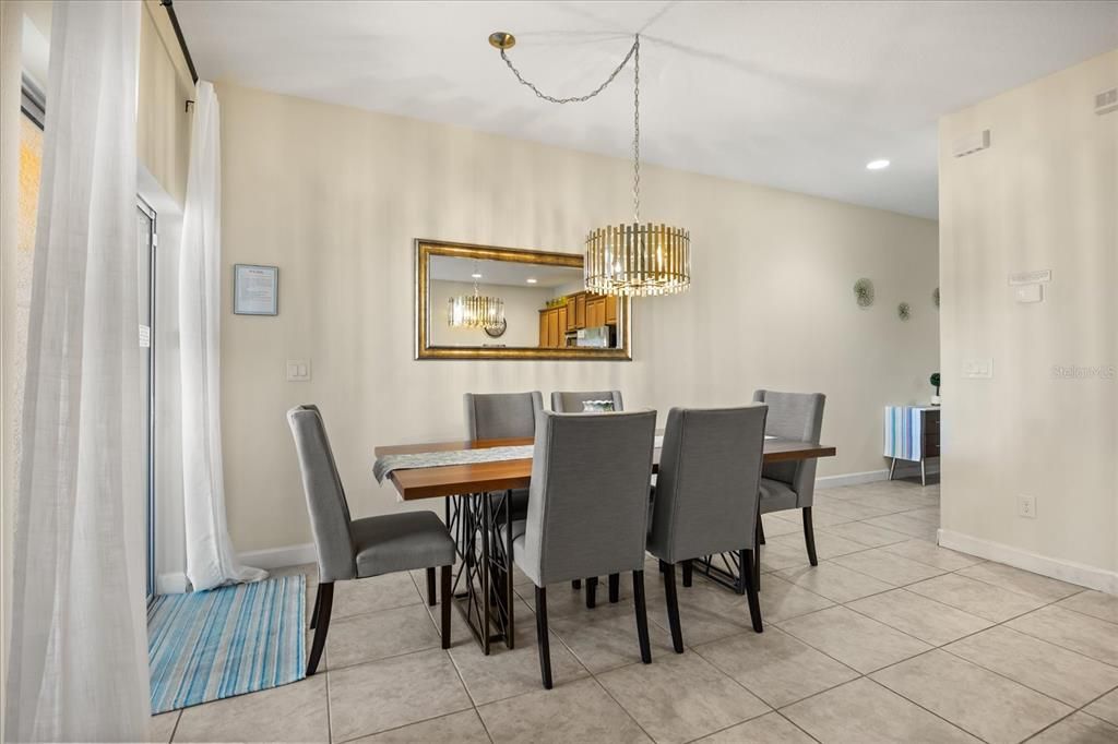 合同活跃: $330,000 (4 贝兹, 3 浴室, 1902 平方英尺)