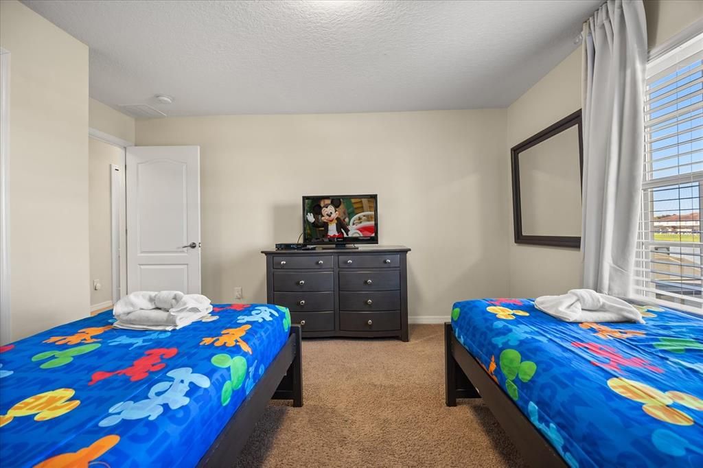 合同活跃: $330,000 (4 贝兹, 3 浴室, 1902 平方英尺)