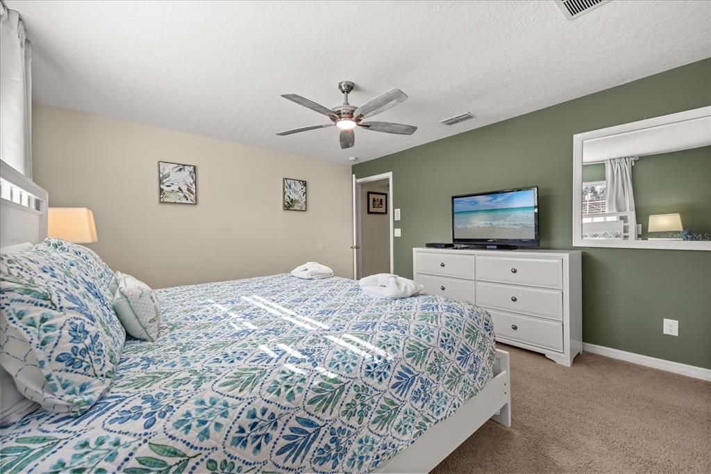 合同活跃: $330,000 (4 贝兹, 3 浴室, 1902 平方英尺)