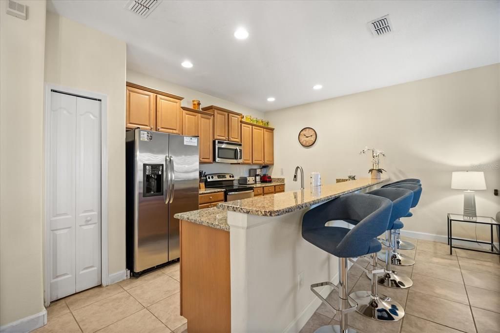 合同活跃: $330,000 (4 贝兹, 3 浴室, 1902 平方英尺)