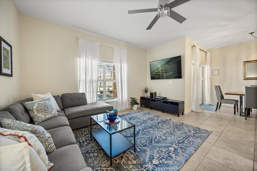 合同活跃: $330,000 (4 贝兹, 3 浴室, 1902 平方英尺)