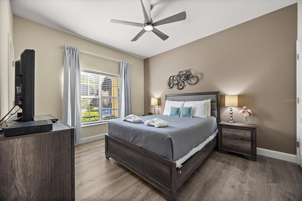 合同活跃: $330,000 (4 贝兹, 3 浴室, 1902 平方英尺)