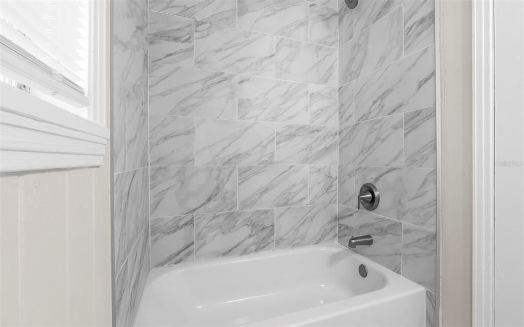 Active With Contract: $219,800 (1 beds, 1 baths, 528 Square Feet)