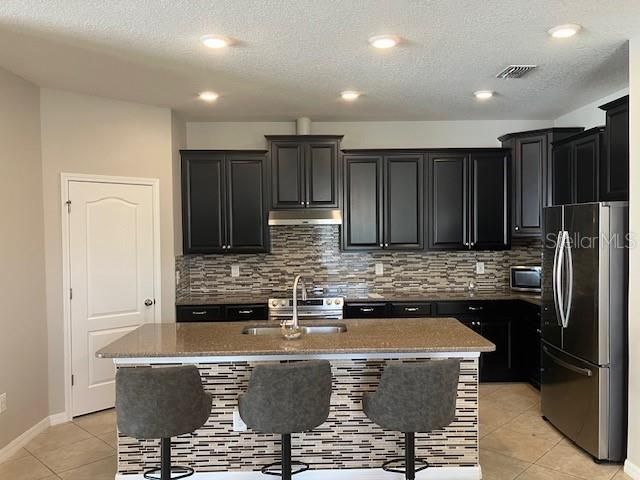 Под контрактом: $439,500 (4 спален, 3 ванн, 2056 Квадратных фут)