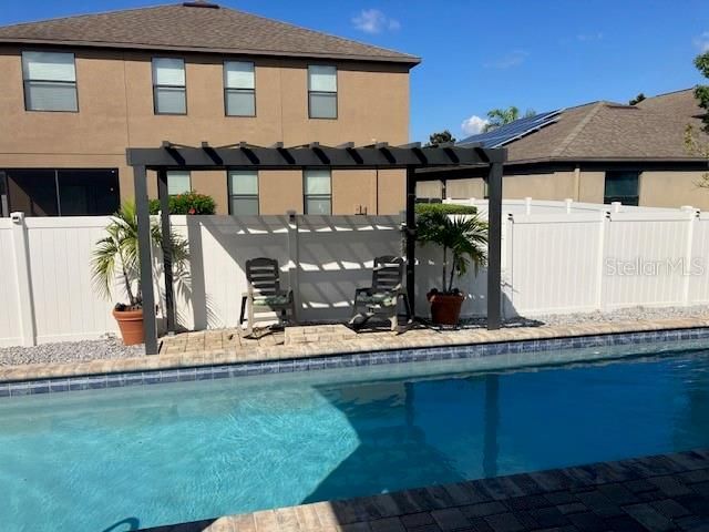 Под контрактом: $439,500 (4 спален, 3 ванн, 2056 Квадратных фут)