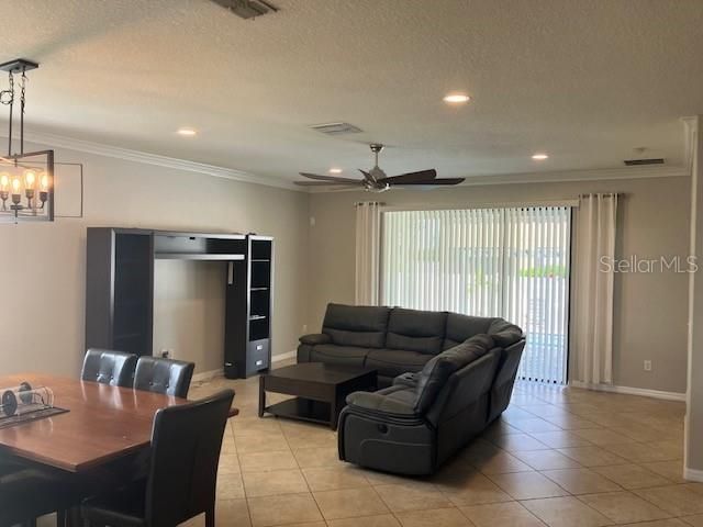 Под контрактом: $439,500 (4 спален, 3 ванн, 2056 Квадратных фут)