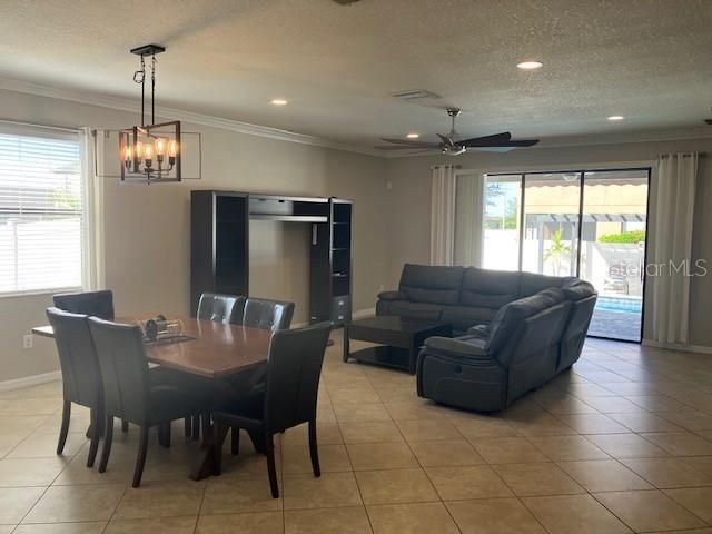 Под контрактом: $439,500 (4 спален, 3 ванн, 2056 Квадратных фут)