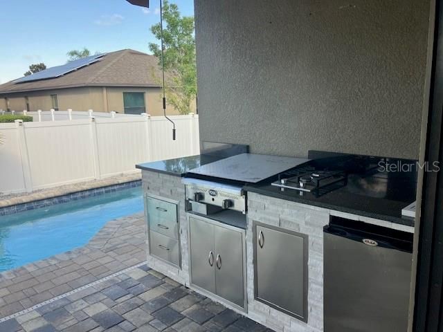 Под контрактом: $439,500 (4 спален, 3 ванн, 2056 Квадратных фут)