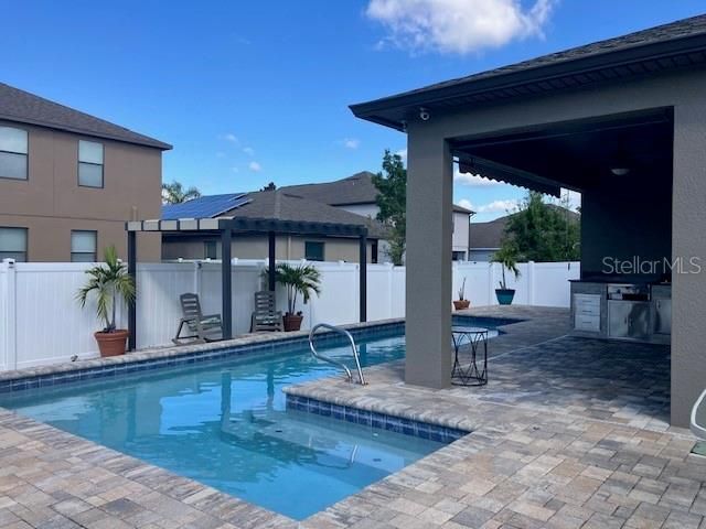 Под контрактом: $439,500 (4 спален, 3 ванн, 2056 Квадратных фут)