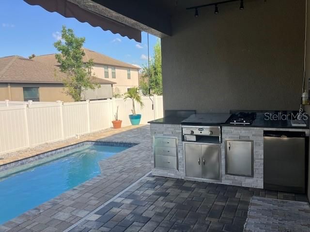 Под контрактом: $439,500 (4 спален, 3 ванн, 2056 Квадратных фут)