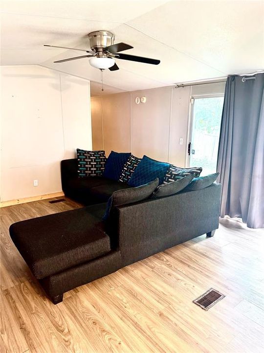 待售: $165,000 (2 贝兹, 1 浴室, 1416 平方英尺)