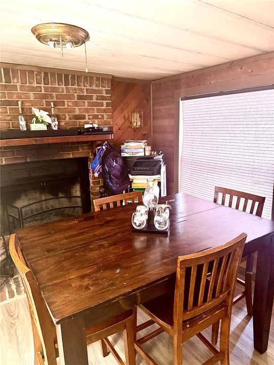 待售: $165,000 (2 贝兹, 1 浴室, 1416 平方英尺)