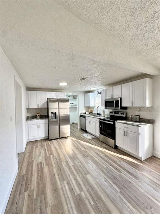 合同活跃: $179,900 (3 贝兹, 2 浴室, 1308 平方英尺)