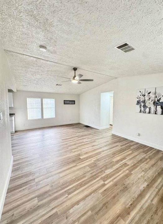 合同活跃: $179,900 (3 贝兹, 2 浴室, 1308 平方英尺)