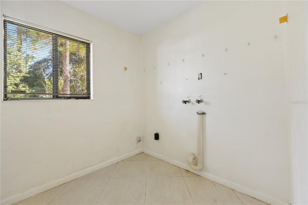 Active With Contract: $279,000 (3 beds, 2 baths, 1528 Square Feet)